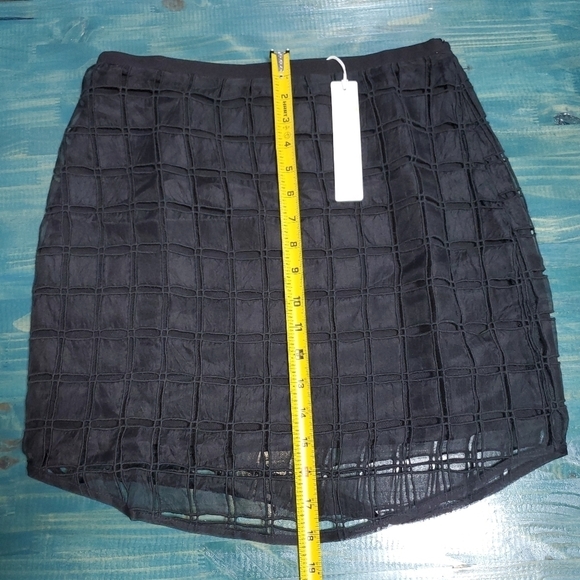 BLACK textured mini skirt NEW medium - Picture 6 of 6